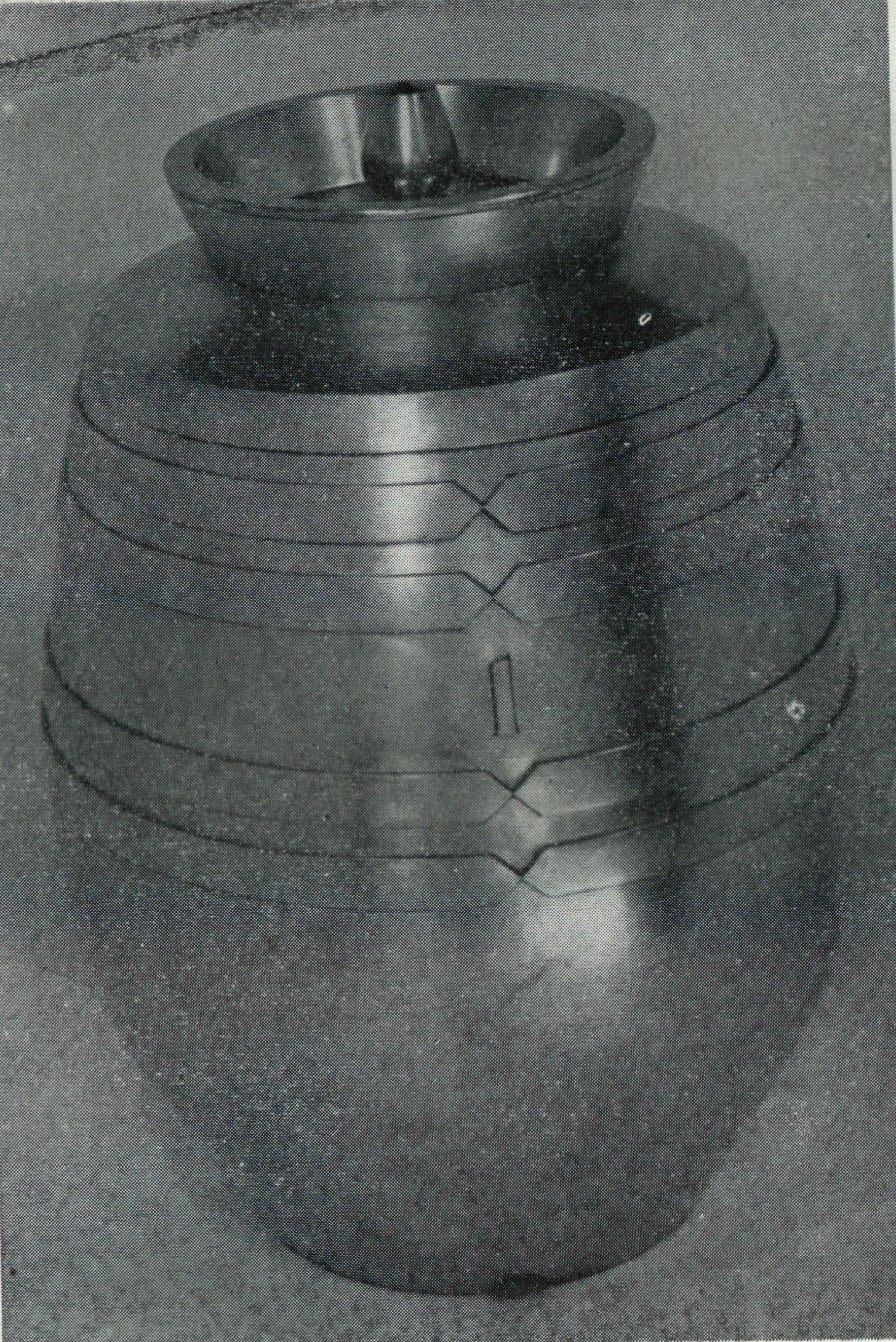 納骨壺の白黒写真