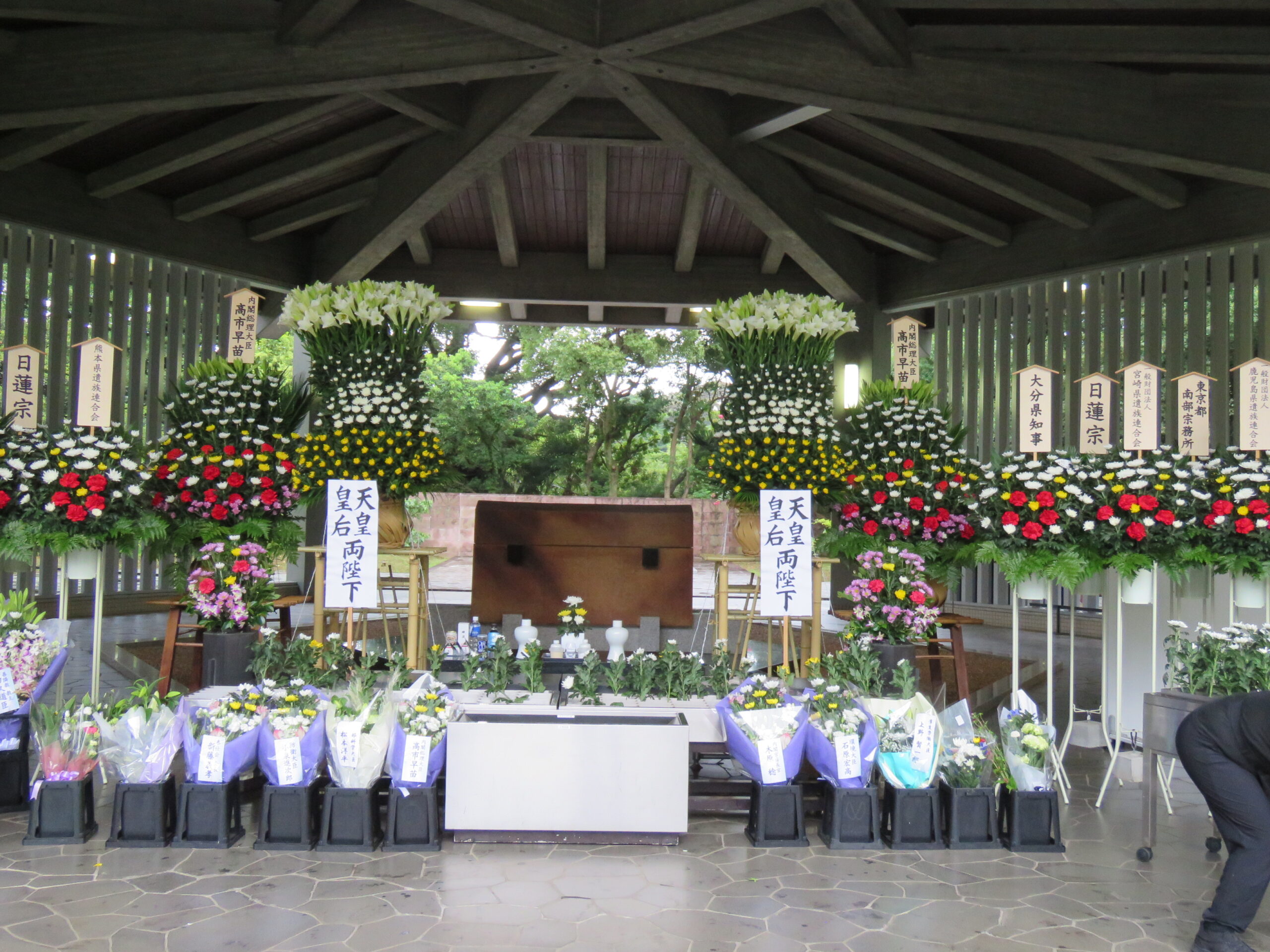 8/14に来苑された各県等の遺族会の集合写真